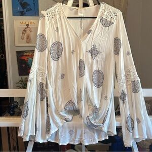 Promesa white bell sleeve Rayon Blouse